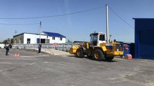 В Подгорном будущие водители погрузчиков сдавали экзамены по вождению (видео)