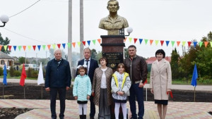 Олимпийская чемпионка приехала в Становлянский район на открытие памятника