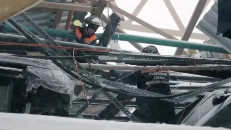 В обрушившемся цехе в Краснинском округе спасатели работали в экстремальных условиях 