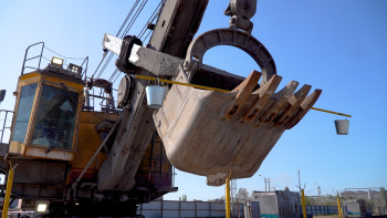 Лучший машинист экскаватора НЛМК работает в конвертерном цехе №2