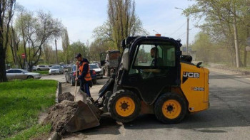 Сотрудники благоустройства продолжают весеннюю уборку в Липецке