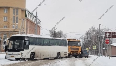 В Задонске междугородний автобус столкнулся с иномаркой