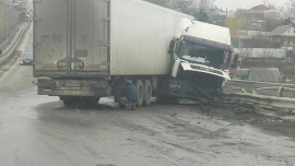 Водитель большегруза не справился с управлением на Аргамаченском мосту в Ельце 