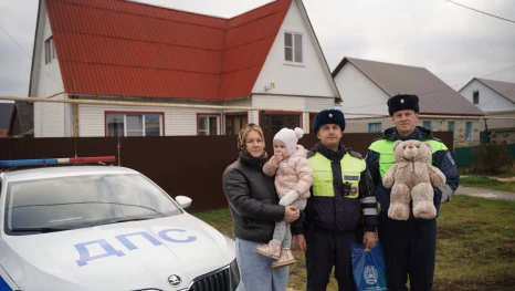 Липецкие полицейские помогли доставить в больницу двухлетнюю девочку с травмой руки