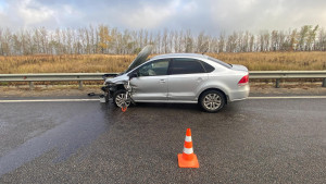 Иномарка вписалась в дорожное ограждение в Липецком районе