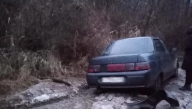 Автоледи, застрявшей в грязи, потребовалась помощь спасателей