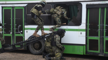 Спецназ «Титан» отработал штурм автобуса с заложниками