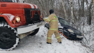 Липецкие спасатели вытащили из кювета автомобиль с грудным ребёнком в салоне