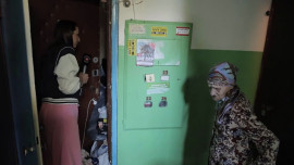 Жильцы дома в Липецке страдают от соседа, превратившего свою квартиру в свалку