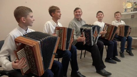 Педагог из села Боринское больше полувека учит детей игре на гармони