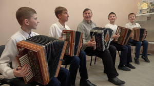 Педагог из села Боринское больше полувека учит детей игре на гармони