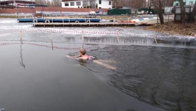 Липецкие моржи отметили день плавания в ледяной воде