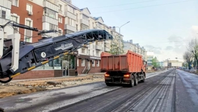 На улице Зегеля срезают старый асфальт