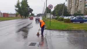 В Липецке моют дороги и прочищают ливневки 