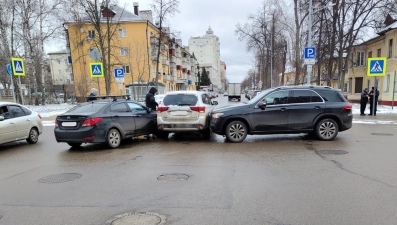 В центре Липецка в двойном столкновении пострадал водитель иномарки