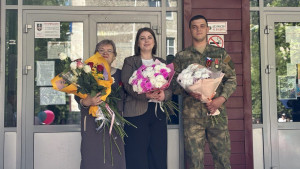 Военный волонтёр и ветеран СВО поздравили юных липчан с окончанием начальной школы