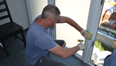 В Ельце начали восстанавливать остекление в домах, пострадавших от БПЛА 3 июля