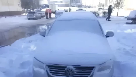 В Липецке работы по устранению утечки воды на Стаханова сорвал припаркованный автомобиль