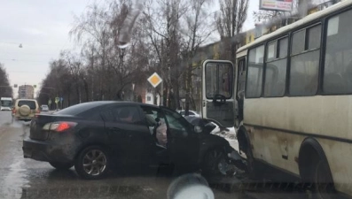 На Терешковой столкнулись «Мазда» и маршрутка