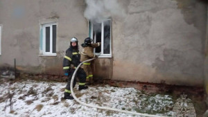 Пожарные спасли мужчину из горящего дома в Усманском округе