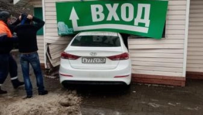 На Московской в Липецке автомобиль влетел в аптеку