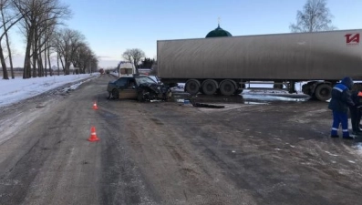 Водитель иномарки погиб после столкновения с КамАЗом