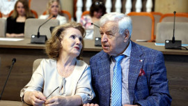 30 супружеских пар наградили в правительстве Липецкой области