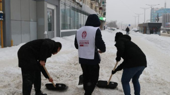 Студенты вышли чистить от снега дворы и остановки в Липецке