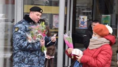 Липецкие судебные приставы поздравили женщин с наступающим праздником