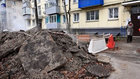 Три открытых раскопа мешают жителям дома на проспекте Мира в Липецке