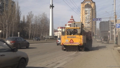 Городские дороги и тротуары очищают от соли и песка