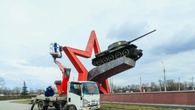 В Липецке ремонтируют подсветку памятников к предстоящим майским праздникам