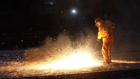 Лучший обработчик металла НЛМК работает в конвертерном цехе №1