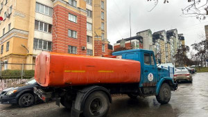 Две бригады и 6 единиц техники устраняют порыв водопровода на Фрунзе в Липецке