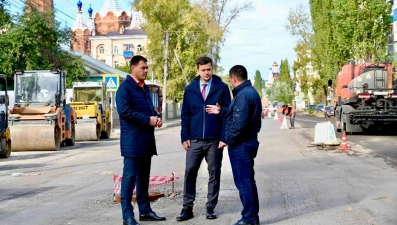 На улице Пушкинской в Ельце начали укладывать новый асфальт 