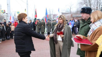 Мэр Липецка Евгения Уваркина вручила военные билеты 17-ти новобранцам в День призывника