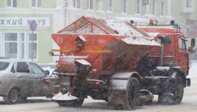 На липецкие дороги высыпали более 900 тонн песка и соли