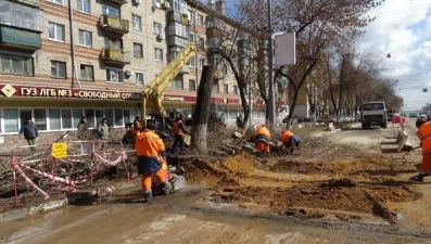 Коммунальщики устраняют серьезную аварию на улице Гагарина