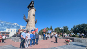 В День ВМФ на площади Петра проходит митинг-концерт