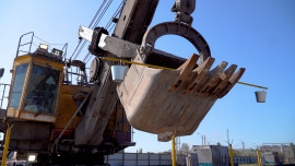 Лучший машинист экскаватора НЛМК работает в конвертерном цехе №2