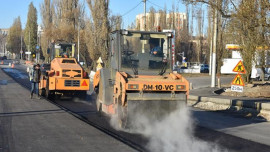 На Петровском мосту заканчивают укладку асфальта