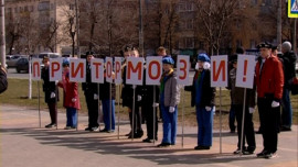 Юные инспекторы движения и ростовые куклы учили водителей соблюдать правила