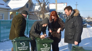 Жителям улицы Ковалева раздали бесплатные контейнеры для сбора ТКО