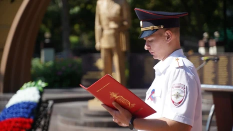 В Липецке молодые полицейские приняли присягу в преддверии Дня флага России