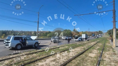 Пять автомобилей столкнулись на Октябрьском мосту в Липецке