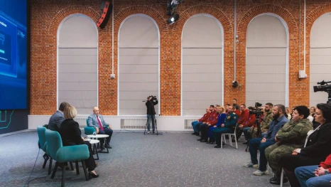 Вячеслав Жабин сообщил о работе с обращениями ельчан с прямой линии губернатора