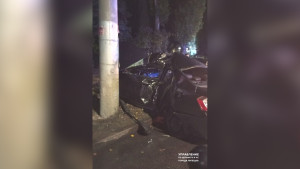 Липецкие спасатели вытащили застрявшего в смятом автомобиле мужчину