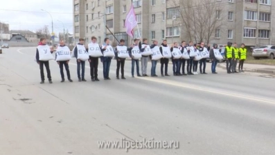 Липецкие студенты привлекали внимание водителей подушками