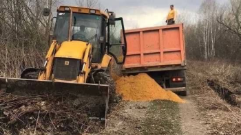 В Липецкой области в селе Никольское под землю провалился МАЗ с песком