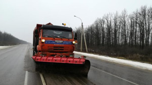 Снег на дорогах Липецкой области убирают 77 спецмашин